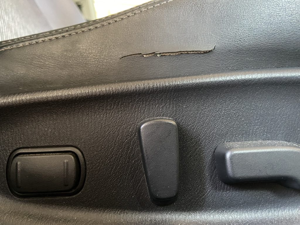 日産　フーガ　レザーシートリペア施工事例のご紹介