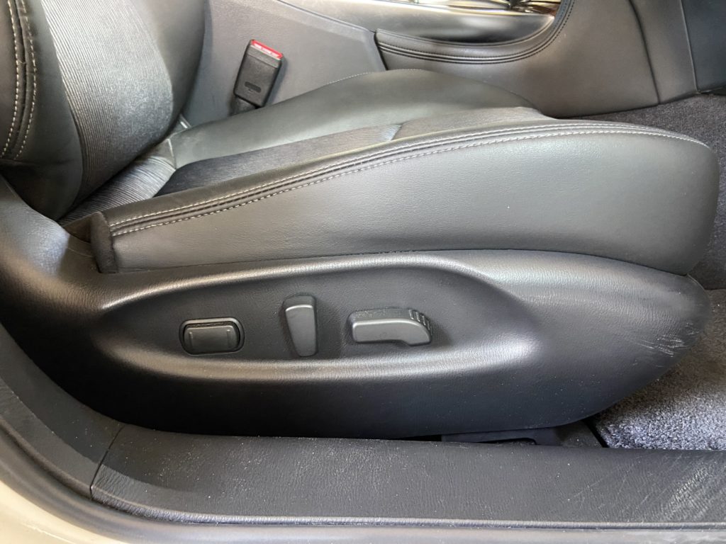 日産　フーガ　レザーシートリペア施工事例のご紹介