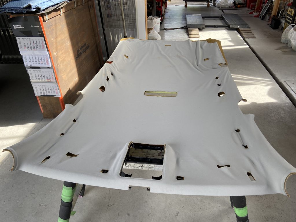 フォルクスワーゲン ゴルフトゥーラン　天井張替え作業のご紹介　