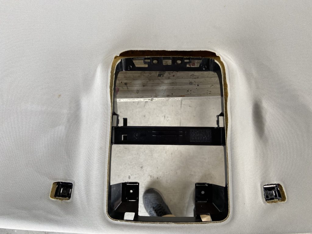 フォルクスワーゲン ゴルフトゥーラン　天井張替え作業のご紹介　