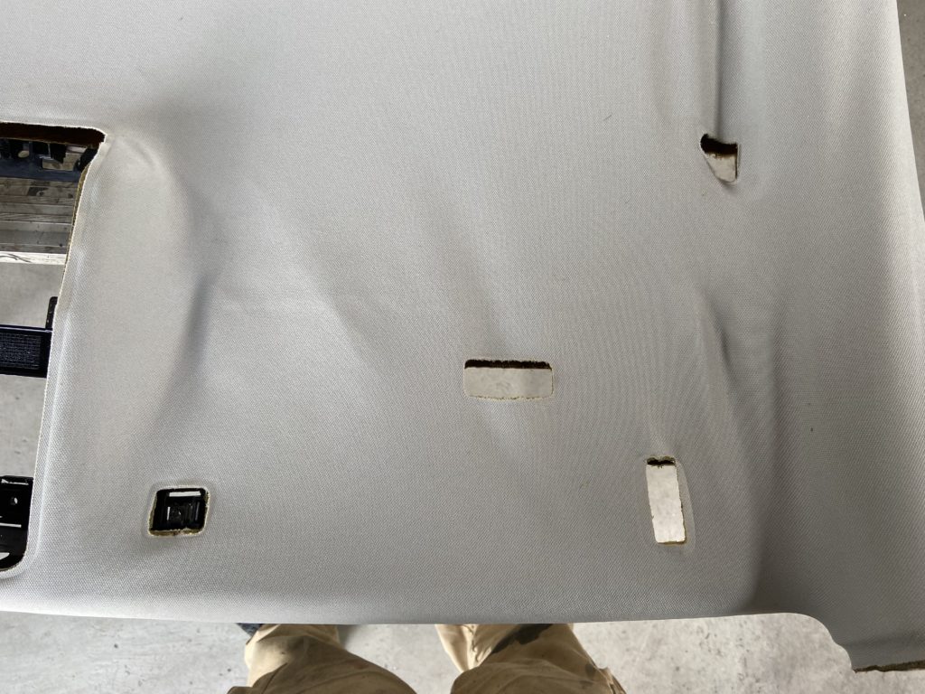 フォルクスワーゲン ゴルフトゥーラン　天井張替え作業のご紹介　