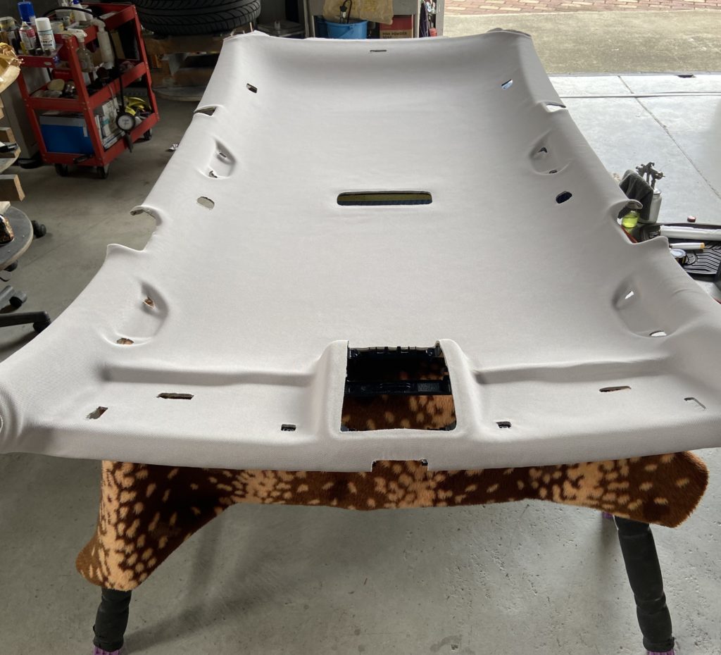 フォルクスワーゲン ゴルフトゥーラン　天井張替え作業のご紹介　