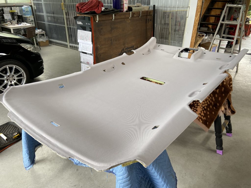 フォルクスワーゲン ゴルフトゥーラン　天井張替え作業のご紹介　