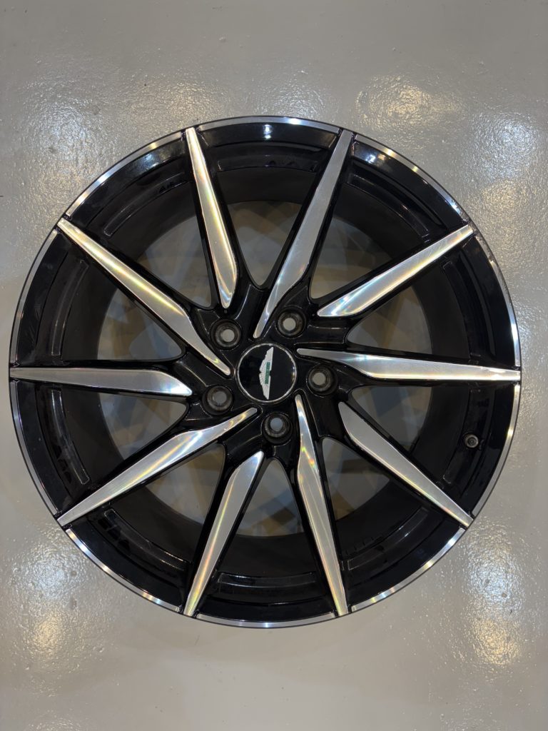 アストンマーティン　ダイヤモンドカット　ホイールリペア施工事例のご紹介