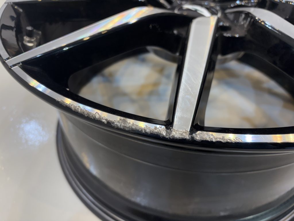 アストンマーティン　ダイヤモンドカット　ホイールリペア施工事例のご紹介