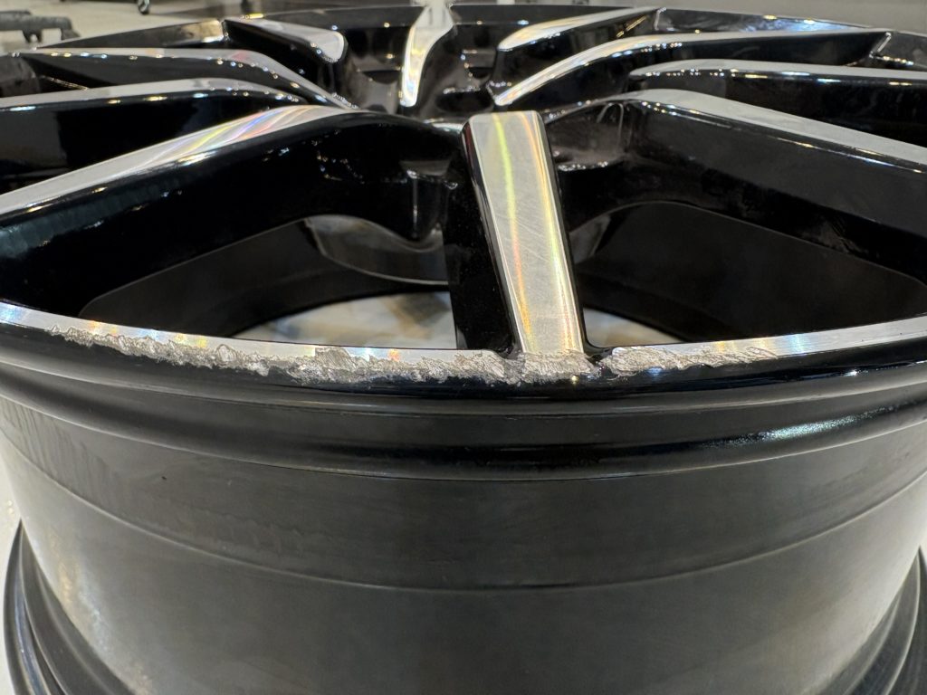 アストンマーティン　ダイヤモンドカット　ホイールリペア施工事例のご紹介