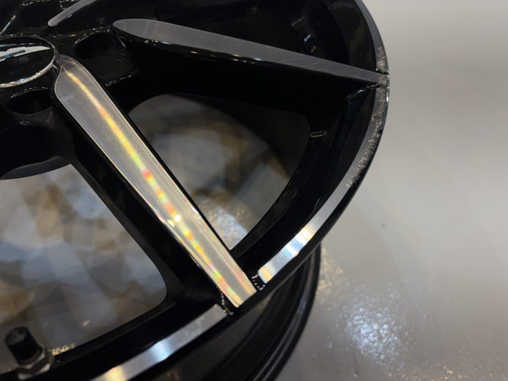 アストンマーティン　ダイヤモンドカット　ホイールリペア施工事例のご紹介