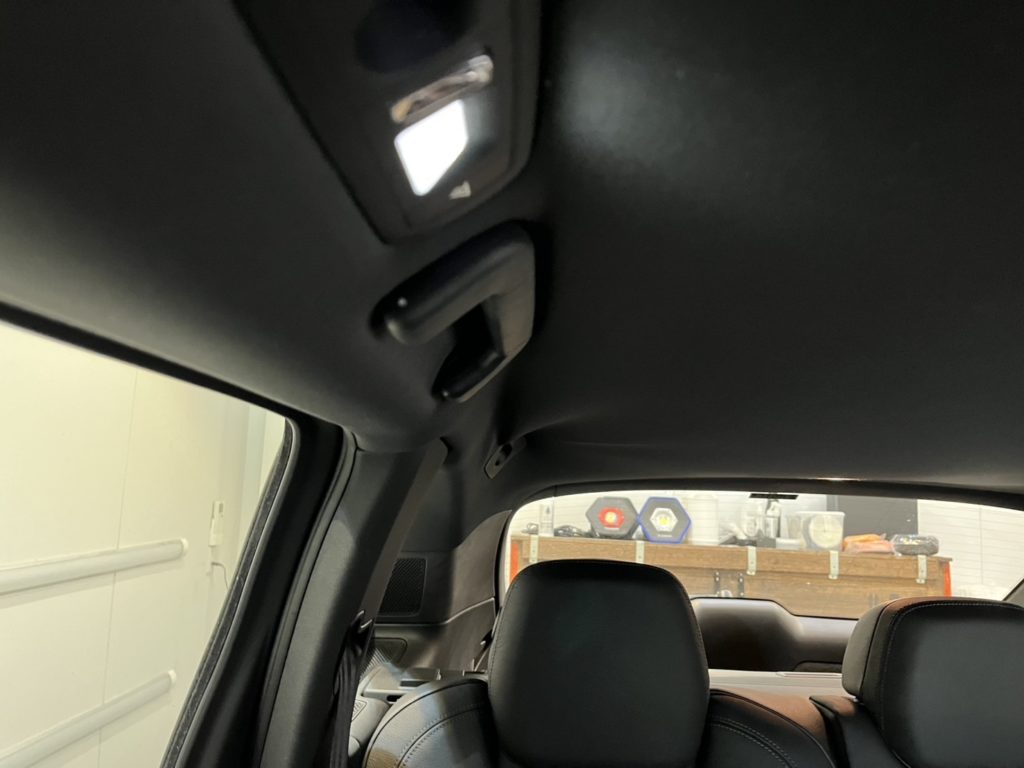 ポルシェ　カイエン　天井張替え作業のご紹介　