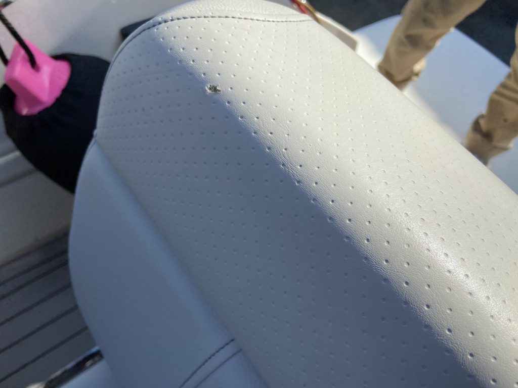 Sea Ray 230 レザーシートリペア施工事例のご紹介