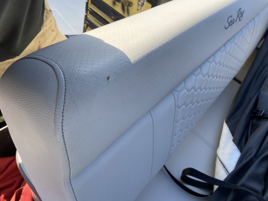 Sea Ray 230 レザーシートリペア施工事例のご紹介