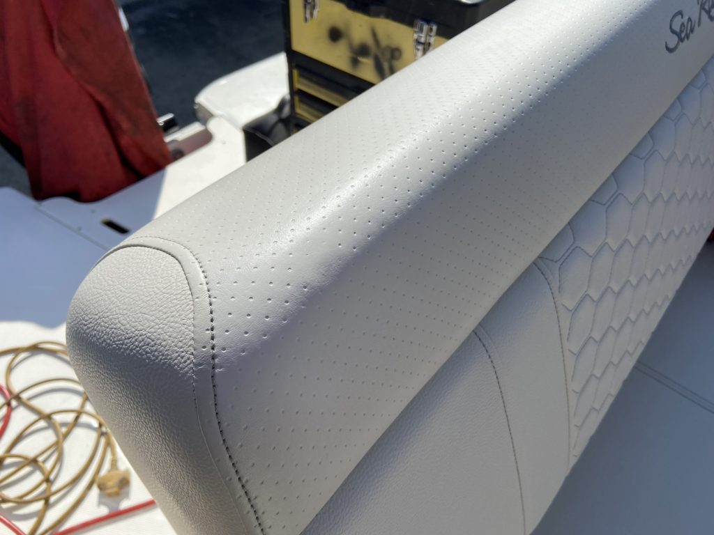 Sea Ray 230 レザーシートリペア施工事例のご紹介